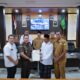 Kepala Kejari Aceh Besar Jemmy Novian Tirayudi SH MH MSi menyerahkan sertifikat tanah wakaf periode pertama di Aula Kejaksaan Negeri di Kota Jantho, Selasa (15/4). (Waspada/Ist)