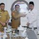 Bupati Sergai H. Darma Wijaya didampingi Wabup Sergai H. Adlin Tambunan dan Kepala BPK RI Perwakilan Provinsi Sumatera Utara, Paula Henry Simatupang. (Waspada/ist)