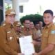 Bupati Aceh Selatan H. Mirwan menyerahkan sebanyak 215 SK kenaikan pangkat dan pensiun ASN di Halaman Kantor Bupati, Tapaktuan, Senin (14/4). (Waspada/Hendrik)
