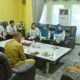 Kepala Kantor BPJS Ketenagakerjaan Cabang Padangsidimpuan, Christian Natanael Sianturi (2 kanan) didampingi sejumlah staf berbincang dengan Wali Kota Padangsidimpuan Dr. Letnan Dalimunthe M.Kes (kanan) dan Kepala Dinas Ketenagakerjaan Padangsidimpuan, Drs.Risman Kholik Harahap di ruang kerja Wali Kota Padangsidimpuan, Senin (14/4/2025). Waspada/ist.