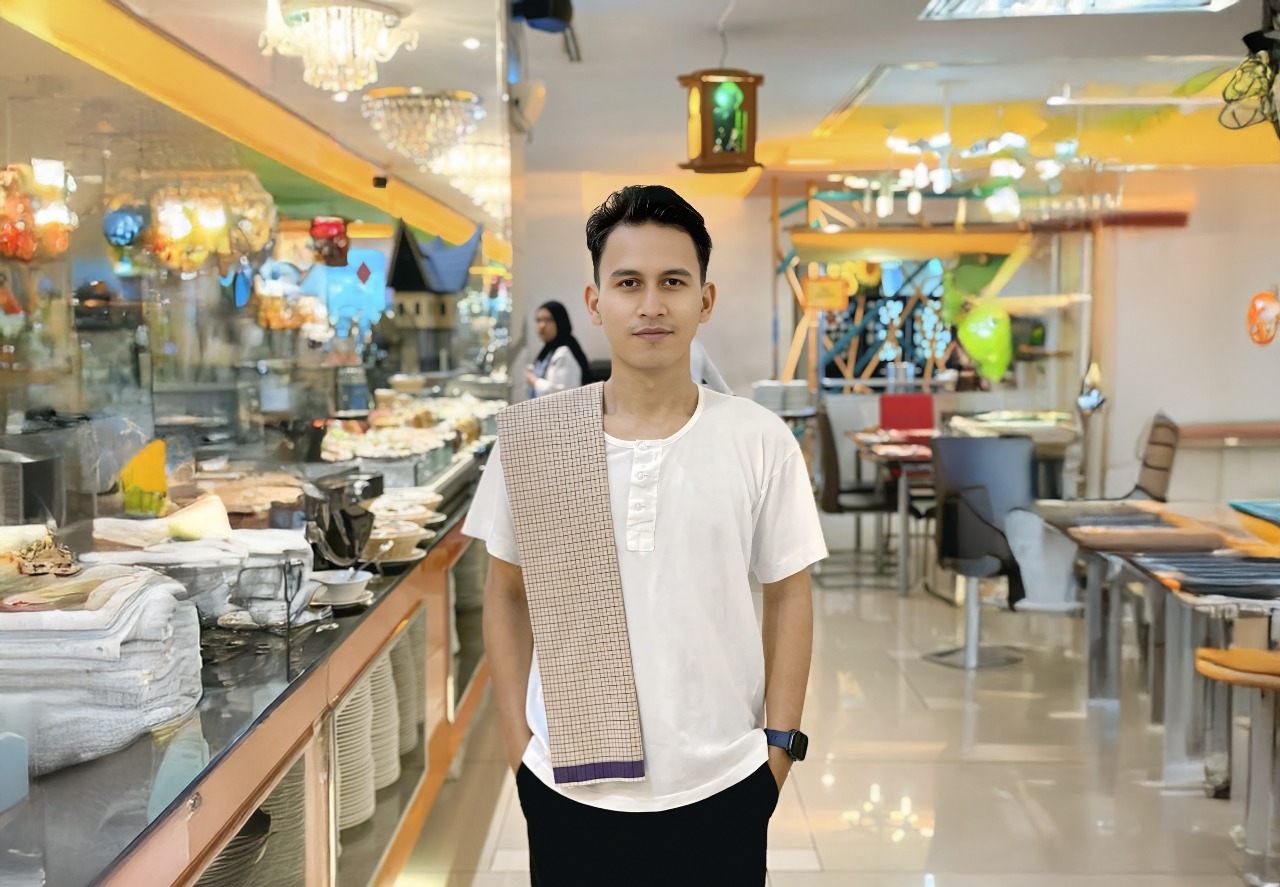 Muhammad Rizki, penerima beasiswa vokasi BMA tahun 2023 pada program studi perhotelan di International Tourism College (ITC) Aceh, kini mulai meniti karir internasional sebagai karyawan di hotel berbintang 4 dengan posisi staff Food & Beverage Service di Palm Seremban Hotel, di Negeri Sembilan, Malaysia.(Waspada/Ist)