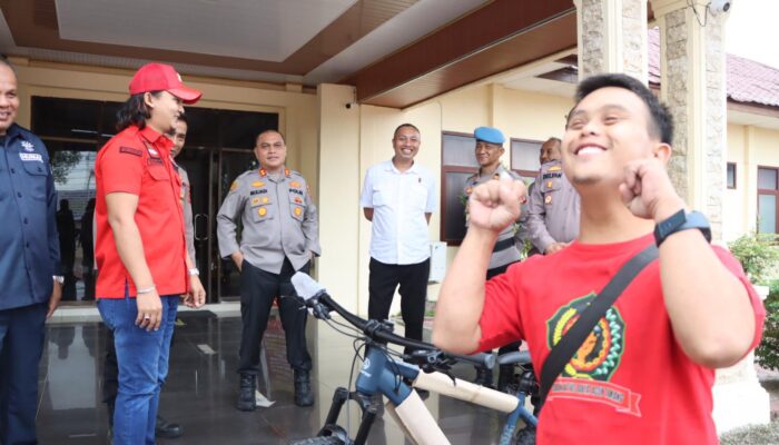 Kapolres Aceh Tamiang Hadiahkan Sepeda Baru Untuk Khairul Amin