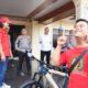 Kapolres Aceh Tamiang AKBP Muliadi saat berikan sepeda baru kepada Khairul Amin pemuda yang berkebutuhan khusus,Rabu (16/4).(Waspada/Yusri).