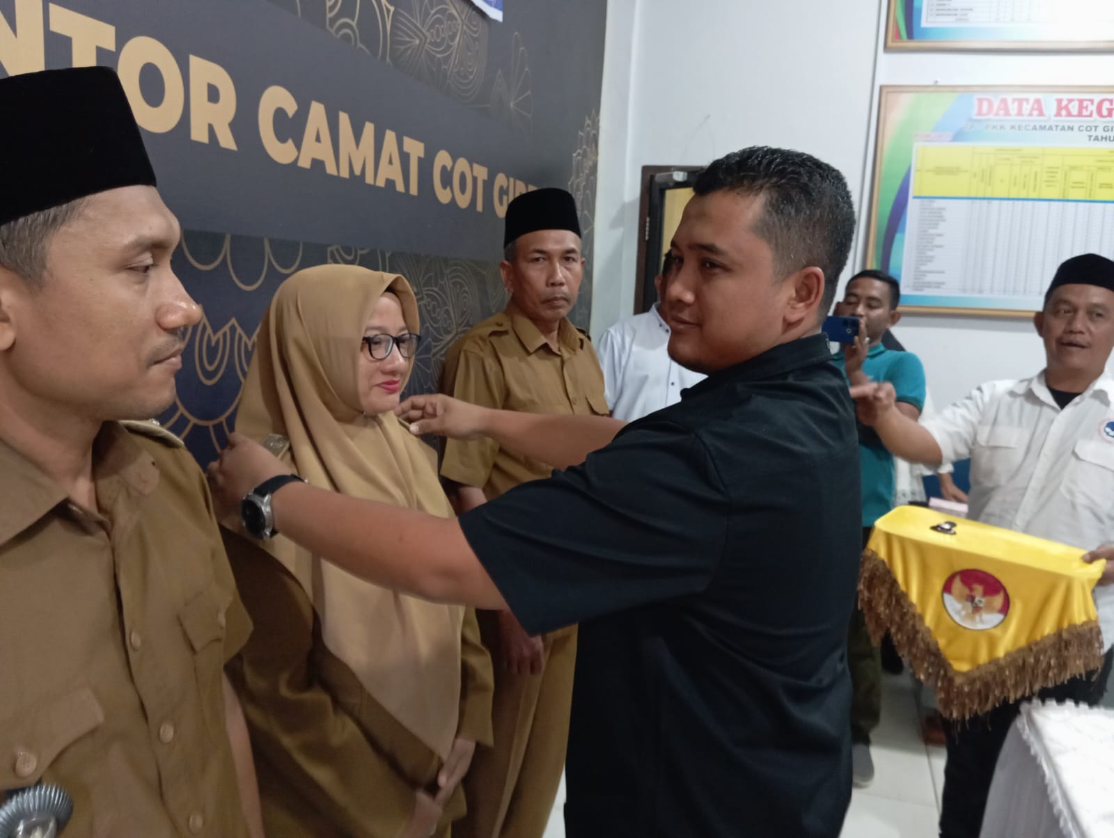 Camat Cot Girek, Kamarudin Ks., melantik para Penjabat (Pj) Geuchik untuk mengisi kekosongan pimpinan di tiga gampong (desa) dalam Wilayah Kecamatan Cot Girek, Rabu (16/4). Waspada/Zainal Abidin