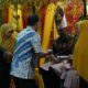 Kapolres Langsa AKBP Mughi Prasetyo Habrianto, SIK saat dipeusijuk pada malam pisah sambut yang digelar Pemerintah Kota Langsa, di Pendopo Walikota setempat, Rabu (16/4) malam.Waspada/Munawar