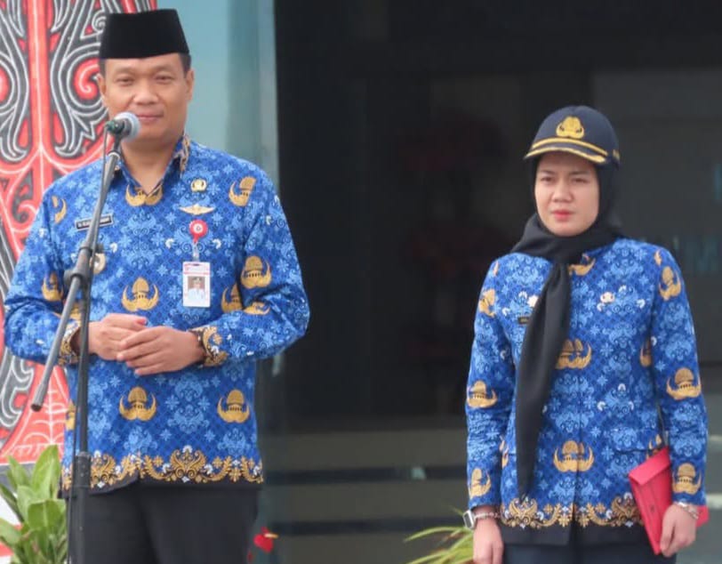 BUPATI Humbahas, Oloan Paniaran Nababan saat memberi amanat dalam upacara HKN di Halaman Kantor Bupati Humbahas. Waspada/Ist