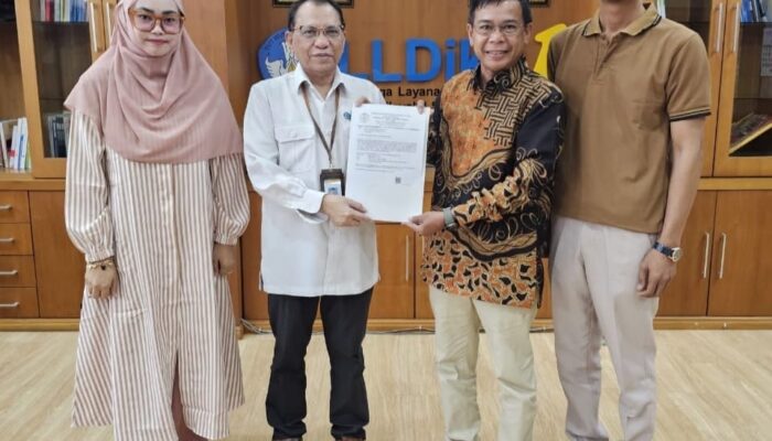 Rektor UM Tapsel Terima SK Izin Pembukaan Prodi PPG Dari Menteri Diktisaintek