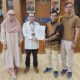 Kepala LLDIKTI Wilayah I, Prof. Drs. Saiful Anwar Matondang, MA, Ph.D (2 kiri) menyerahkan SK Izin Pembukaan Prodi PPG dari Menteri Diktisaintek RI kepada Rektor UM Tapsel Muhammad Darwis M.Pd Tanggal 14 April 2025.Waspada/ist.