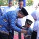 Bupati Asahan Taufik Zainal Abidin didampingi Ketua PWI Asahan Sapriadi, dan Ketua DPRD Asahan serta Forkopimda, menyantuni anak yatim, janda wartawan, dan loper koran, dan kegiatan Bakti Sosial dan Halal Bihalal PWI Asahan. Waspada/Rasudin Sihotang