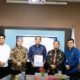 Ketua DPRD Simalungun, Sugiarto, Inspektorat Roganda Sihombing dan Plt. Kepala BPKPD Rinton Damanik saat menerima opini WTP atas LHP dan LKPD Pemkab Simalungun TA 2024 di Auditorium Kantor BPK Perwakilan Prov. Sumut, Kamis, (17/4).(Waspada/ist).