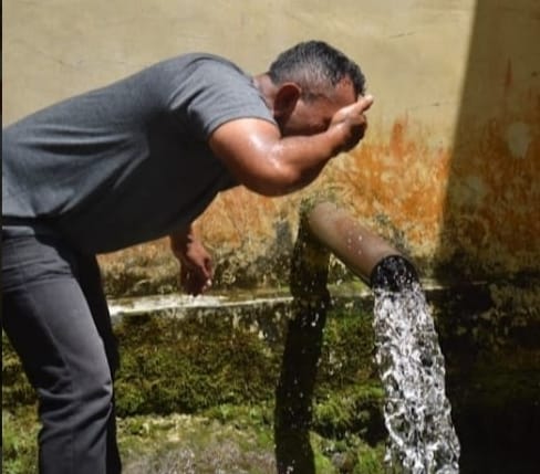 Kades Sempajaya saat membasuh wajahnya di pancuran mata air Lau Tapin yang keberadaanya kurang begitu dikenal bagi pengujung yang berwisata di dataran tinggi Karo Waspada/Micky Maliki.