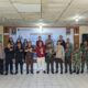 Karutan Kelas IIB Tarutung, Evan Yudha Putra Sembiring bersama jajarannya dan personel Polres, Kodim 0210/TU serta pegawai Kejaksaan Taput foto bersama usai melaksanakan donor darah dalam rangka Hari Bakti Pemasyarakatan (HBP) ke-61 tahun 2025 di Aula Serbaguna Rutan setempat , Kamis (17/4). Waspada/ist