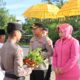 Kapolres Aceh Timur AKBP Irwan Kurniadi, SIK, ditepung tawar (peusijuek--red) saat tiba di Polres Aceh Timur, Jumat (18/4). Waspada/Muhammad Ishak