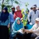 Ketua Dekranasda Aceh, Ny. Marlina Muzakir, saat menanam bibit tanaman murbei bersama Kelompok UMKM Jalur Sutera Aceh sebagai upaya membangkitkan kembali industri sutera Aceh di Gampong Siem, Kec. Darussalam, Aceh Besar, Jumat (18/4). (Waspada/Ist)
