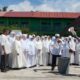Ketua MUI Padangsidimpuan ustadz Drs.H.Zulfan Efendi Hasibuan MA dan Kepala KUA Padangsidimpuan Utara ustadz Muhammad Asroi Hasibuan MA memandu peserta manasik haji untuk praktik pelaksanaan ibadah haji di lapangan MTsN 1 Padangsidimpuan, Jumat, (18/4/2025). Waspada/Mohot Lubis.
