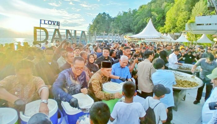 Acara Mangan Baggal Dalam Rangka HUT Ke-77 Provsu Di Parapat Dihadiri Ribuan Warga