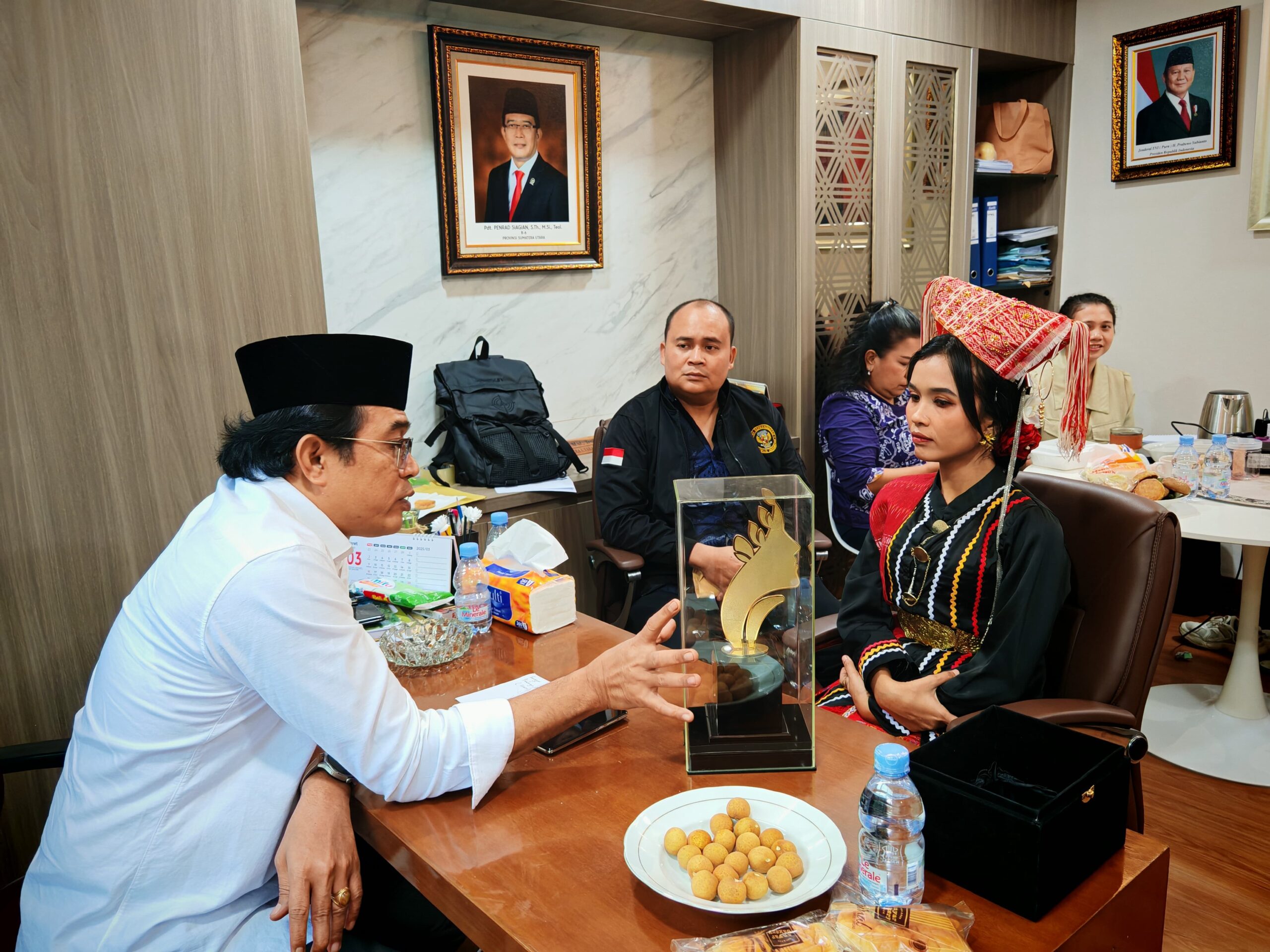 Pendiri Sanggar Tari Simalungun Home Dancer (Sihoda), Laura Tias Avionita Sinaga, menemui Anggota DPD RI Pdt. Penrad Siagian di Kompleks Parlemen, Senayan, Jakarta, Kamis, 17 April 2025. Waspada/ist