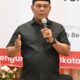 Bupati Aceh Besar, H Syech Muharram Idris menyampaikan sambutan dan sekaligus membuka Pelatihan Content Creator Boothcamp Pemuda Aceh Besar di Aula Dekranasda, Gampong Gani, Kecamatan Ingin Jaya, Aceh Besar, Sabtu (19/4). (Waspada/Ist)