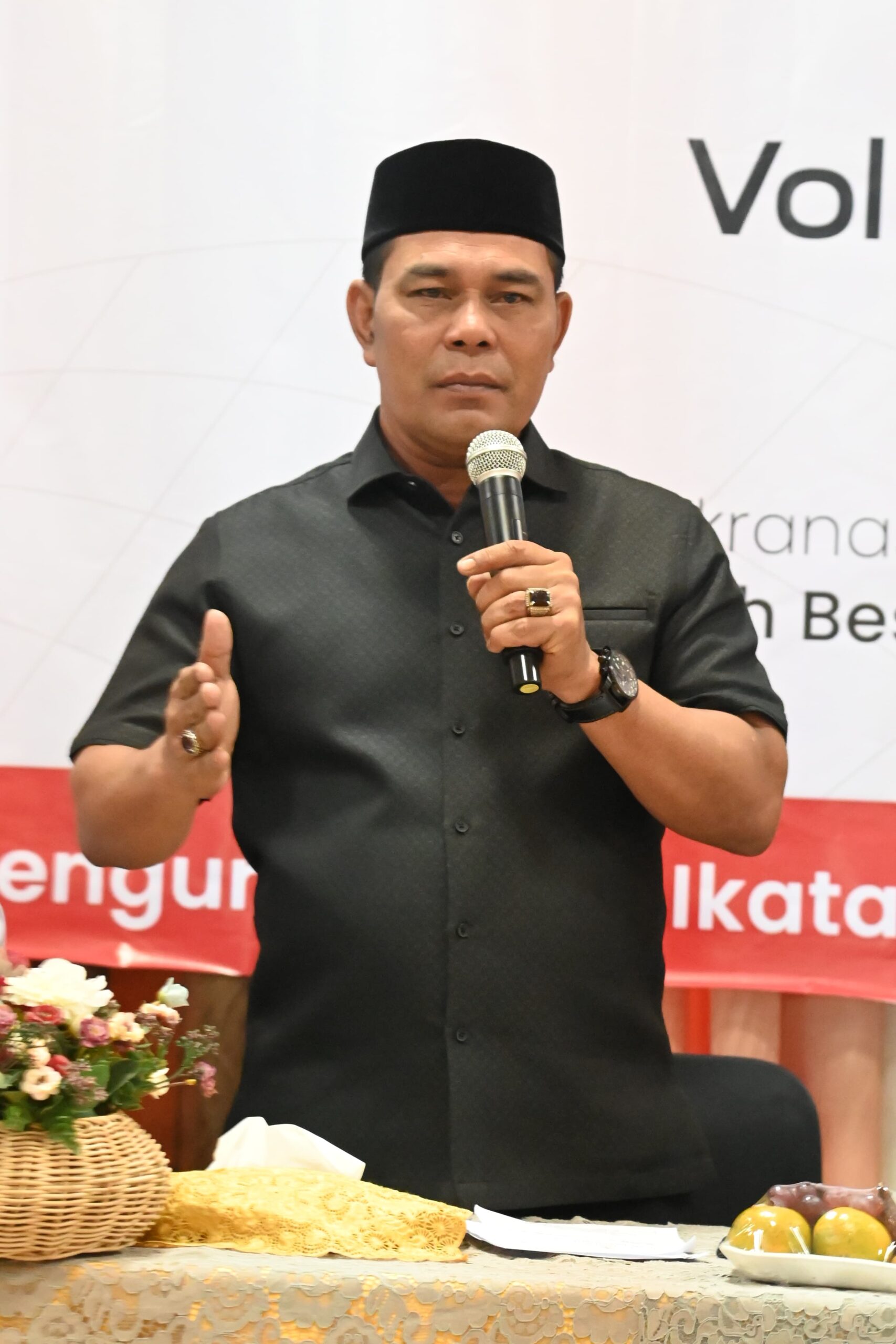 Bupati Aceh Besar, H Syech Muharram Idris menyampaikan sambutan dan sekaligus membuka Pelatihan Content Creator Boothcamp Pemuda Aceh Besar di Aula Dekranasda, Gampong Gani, Kecamatan Ingin Jaya, Aceh Besar, Sabtu (19/4). (Waspada/Ist)