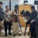 Polres Pematangsiantar melalui Polsek Siantar Utara menugaskan Bhabinkamtimas Kel. Kahean Aipda HE. Pane memediasi perkara pencurian empat tabung gas dan satu unit HP serta korban dengan pelaku sepakat berdamai secara kekeluargaan di Mapolrek Siantar Utara, Jl. Patuan Nagari, Jumat (18/4) pukul 23:00.(Waspada-Ist).