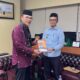WALI Kota Subulussalam, HRB (kanan) serahkan buku Syekh Hamzah Fansuri dan Syal Khas Etnik Singkil kepada Sekjen, Ir. Ali Jamil, MP, Ph.D di Kantor Kementan RI di Jakarta. (Waspada/Ist)