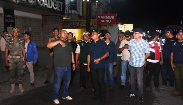 Tim Terpadu Pemkab Deliserdang Tumbangkan Papan Reklame Tak Berizin