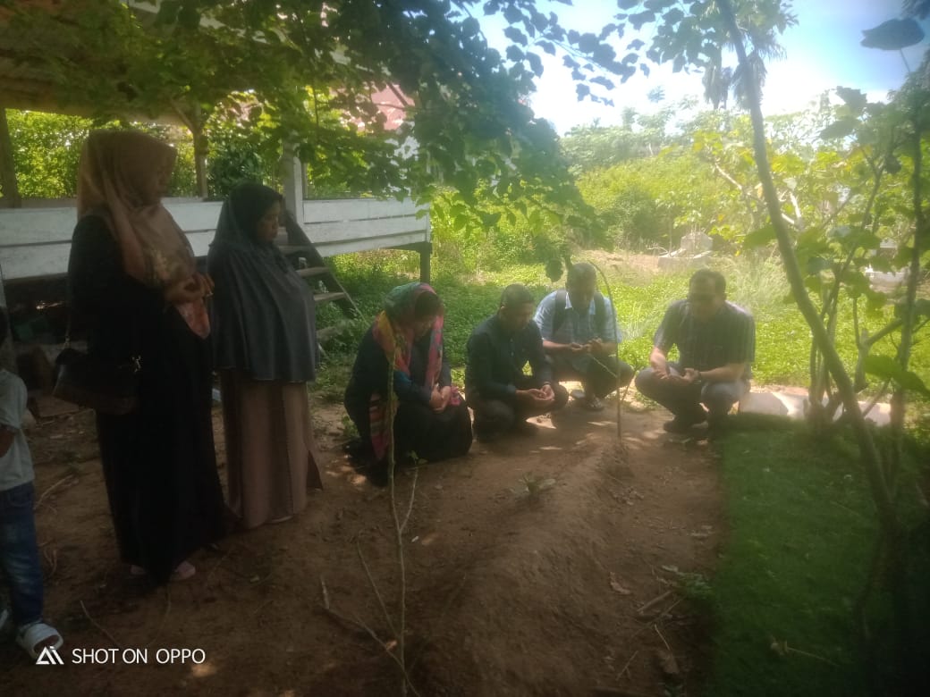 Ketua Tim-Lembaga Perlindungan Saksi Korban (LPSK), Ramdan bersama dengan tim ditemani isteri koban dan adik ipar berziarah ke makam Haspiani (Imam), Jumat (18/4). Waspada/Ist