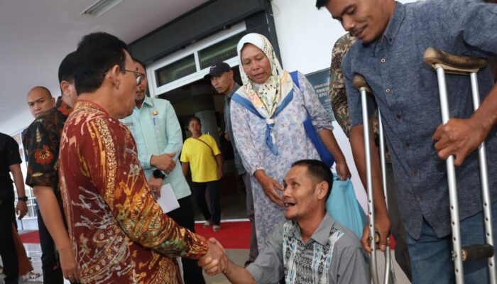 Peduli, Bupati Tapsel Bantu Tangan Dan Kaki Palsu Penyandang Disabilitas
