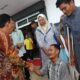 Bupati Tapsel didampingi Wakil Bupati dan Sekda, melepas 18 warga penyandang disabilitas mengikuti pengukuran tangan dan kaki palsu ke Medan. (Waspada/Ist)
