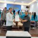 Ketua Prodi Komunikasi dan Penyiaran Islam (KPI) Fakultas Agama Islam (FAI) Universitas Serambi Mekkah (USM) Aceh, Dr Muhammad Syarif, MA dan Ketua PWI Aceh, Nasir Nurdin disaksikan dosen dan mahasiswa memperlihatkan dokumen MoU yang ditandatangani oleh pimpinan dari kedua lembaga tersebut, digedung PWI Aceh, Sabtu (19/04/25). Waspada/Dok PWI Aceh