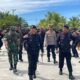 Dansat Kombes Pol. Zuhdi Batubara,S.I.K saat tiba di Batalyon C pelopor di sambut Danyon Kompol Usman Mako Brimob Ujung Patihah Kecamatan Kuala Kabupaten Nagan Raya, Sabtu (19/4).(Waspada/Muji Burrahman)