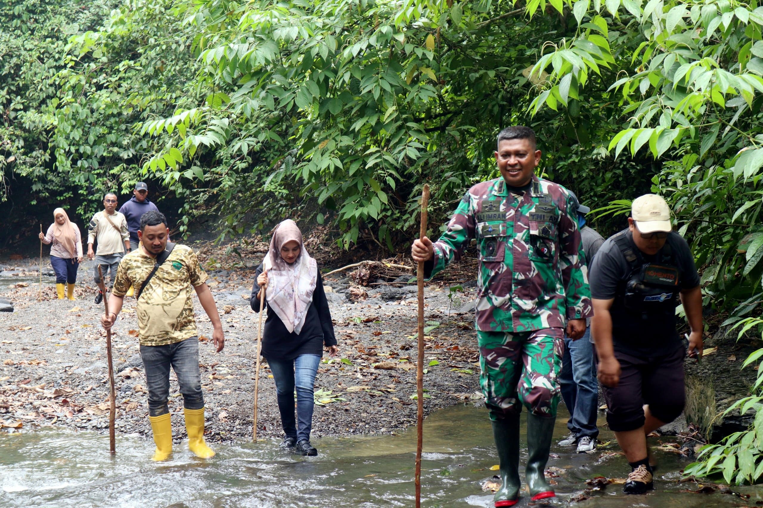 Lalui Medan Sulit, Danrem Lilawangsa Cek Pembangunan Makam Cut Meutia Lalui Medan Sulit, Danrem Lilawangsa Cek Pembangunan Makam Cut Meutia