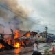 Enam toko dilalap sijago merah di Pusat Perbelanjaan Kota Idi, Aceh Timur, Minggu (20/4) pagi. Waspada/Muhammad Ishak