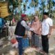 Tim relawan saat menyerahkan bantuan dari anggota DPRA, Zakiruddin akrab disapa Bang Zek untuk korban kebakaran di Kampung Tualang, Kecamatan Seruway, Aceh Tamiang. (Waspada/Yusri).