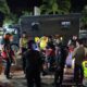 Personel polisi dari Polresta Banda Aceh melakukan razia terhadap sepmor tidak sesuai spesifikasi yang bertujuan untuk meminimalisir tindak kejahatan di beberapa lokasi di Banda Aceh, Sabtu (19/4) malam. (Waspada/Zafrullah)