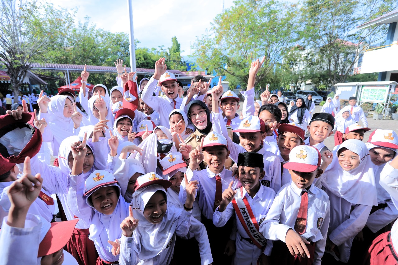 Siswa Sekolah Dasar (SD) 20 Banda Aceh sambut kedatangan Wali Kota Banda Aceh Illiza Sa'aduddin Djamal dengan penuh ceria dalam rangka launching dokter saweu sikula, di sekolah setempat, Senin (21/04/25).(Waspada/T.Mansursyah)