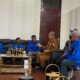 Bupati Aceh Tamiang, Armia Pahmi saat menerima kunjungan silahturahmi pengurus PWI Aceh Tamiang, Senin (21/4) di ruang kerjanya.(Waspada/Yusri).