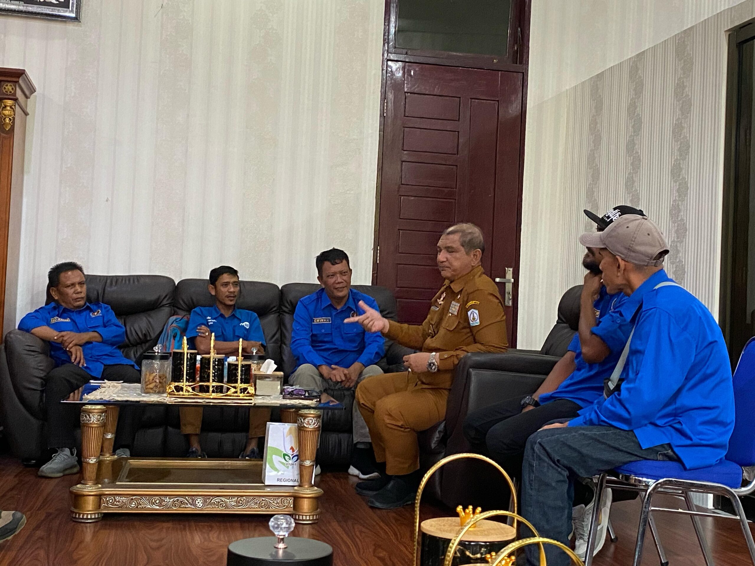 Bupati Aceh Tamiang, Armia Pahmi saat menerima kunjungan silahturahmi pengurus PWI Aceh Tamiang, Senin (21/4) di ruang kerjanya.(Waspada/Yusri).
