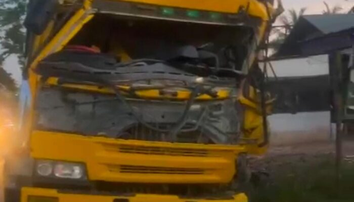 Truk Kontainer Tabrak Colt Diesel Di Jalan Medan-Banda Aceh