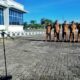 Wabup Benny Sinaga saat memimpin apel pagi di Kantor Sekretariat Daerah Kab. Simalungun di Pamatangraya, Senin (21/4).(Waspada/ist).