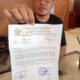 SULAIMAN ilyas memperlihatkan surat pemberhentian dirinya dari jabatan Kadus Sejahtera oleh Pj Geusyik Ulee Jalan Said Zulkarnain. (Waspada/Zainuddin. Abdullah)