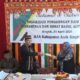 Ketua MAA H Zakirun Pohan bersama Wakil Ketua TP PKK Hj Umi Maimah disaksikan Wakil Ketua MAA H Sahbudin SHB dan H Muadz Vohry saat menarik anyaman janur saat membuka sosialisasi penggunaan baju adat perkawinan, Senin (21/4/2025). WASPADA/Ariefh
