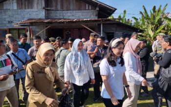 Wamendukbangga RI, Ratu Ayu Isyana Bagoes Oka, bersama rombongan turun ke rumah warga untuk memberikan MBG. (Waspada/Ria Hamdani)