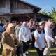 Wamendukbangga RI, Ratu Ayu Isyana Bagoes Oka, bersama rombongan turun ke rumah warga untuk memberikan MBG. (Waspada/Ria Hamdani)