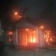 Satu unit rumah warga Simpang Gadeng, Kecamatan Kuala Batee, Abdya hangus terbakar. Foto direkam Minggu malam (20/4) lalu.Waspada/Syafrizal