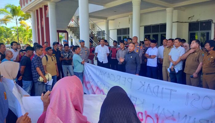 Minta Kades Dicopot, Warga Kepala Bandar Demo Ke DPRK Abdya