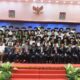 Para lulusan Dayah DQA Kuta Malaka, Aceh Besar melakukan foto bersama usai acara wisuda di Gedung AAC Dayan Dawood , Darussalam, Banda Aceh, Senin (21/04/25). (Waspada/T.Mansursyah)