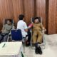 Kepala DPMPTSP Aceh, Muhammad Iswanto, saat memimpin aksi donor darah di kantornya, Senin (21/4). (Waspada/Zafrullah)