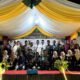 Mahasiswa PKM UIN Ar-Raniry Darussalam Banda Aceh foto bersama BKM Masjid Babul Maqhfirah usai pembukaan festival aneka lomba di Gampong Tanjong Seulamat, Aceh Besar, Senin (21/04/25).(Waspada/T.Mansursyah)