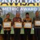 Wakil Gubernur Aceh, Fadhlullah, SE, foto bersama saat menerima penghargaan pada ajang Halal Metric Award 2025 yang diselenggarakan Universitas Brawijaya, di Aula UB, Malang, Jawa Timur, Senin, (21/4). (Waspada/Ist)